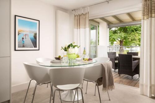 Ruang duduk di Modern Cotswolds lakeside retreat spa and pool