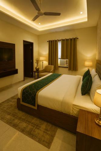 Un ou plusieurs lits dans un hébergement de l'établissement Hotel Vrindavan Palace - A Luxury Stay with Parking near Prem Mandir City Center