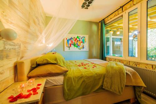 Giường trong phòng chung tại Wellness oase Egmond
