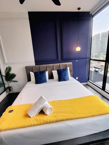 Ένα ή περισσότερα κρεβάτια σε δωμάτιο στο Scarletz Suites KLCC by IH