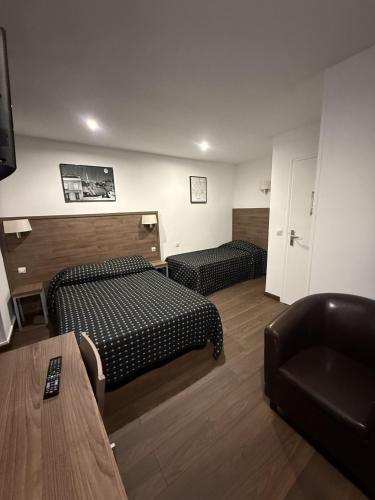 Кровать или кровати в номере Victory Hotel Galou