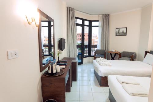 Postel nebo postele na pokoji v ubytování Gaddis Hotel, Suites and Apartments