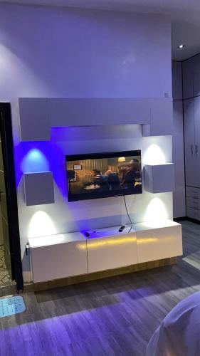 Una televisión o centro de entretenimiento en M-Square Home