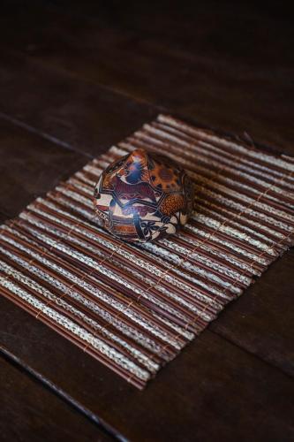 a vase sitting on top of a wooden floor at Caju com Mel Hospedagem in Moreré