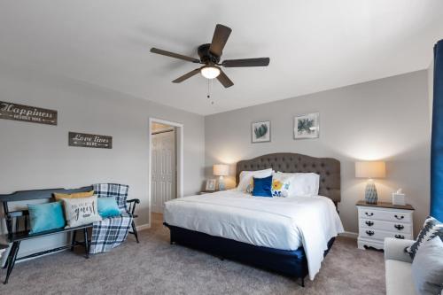 una camera da letto con un letto e un ventilatore a soffitto di 535 Douthit Ferry Cartersville a Cartersville