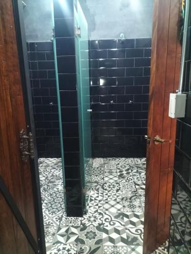 Bilik mandi di Hostal KEMMM
