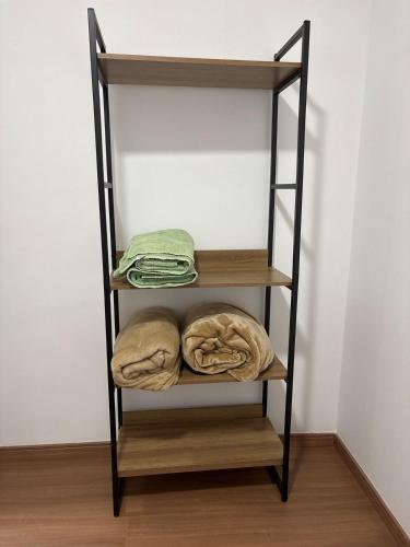 a shelf with towels on it in a room at Vista da Mantiqueira - Staffy House Extrema in Extrema