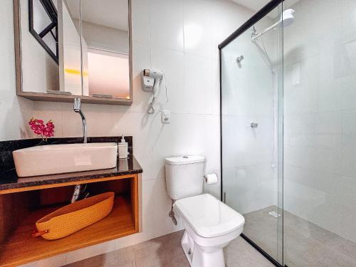 LimeiroにあるStudio Moderno c/ Piscina e Garagemのトイレとガラスのシャワー付きのバスルーム