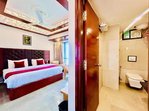 una habitación de hotel con una cama y un baño en Hotel Dwaper, en Mussoorie