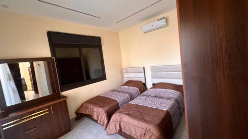 Postel nebo postele na pokoji v ubytování Wadi Rum chalets