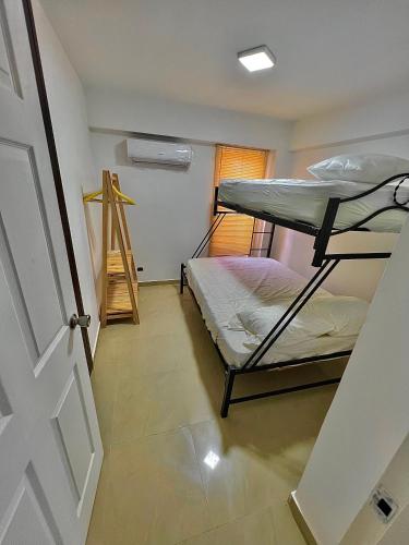 a room with a bunk bed and a door at Hospitalidad y confort in Caracas