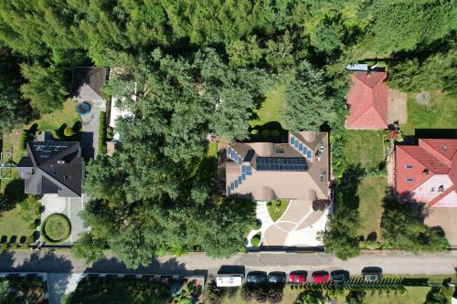 an overhead view of a house in a yard at Modra Sikorka in Smardzewice