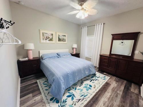 1 dormitorio con 1 cama, 2 vestidores y espejo en Pets welcome in a spacious 1 bedroom with a fenced in backyard and treadmill, en Cedar Point