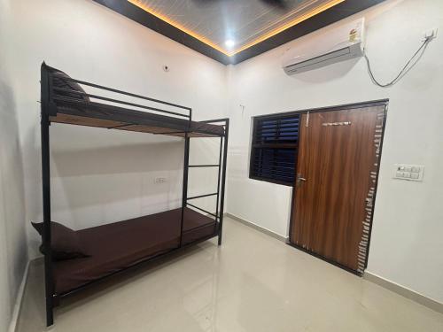 Ένα ή περισσότερα κρεβάτια σε δωμάτιο στο Rukmani Dormitory Zostel