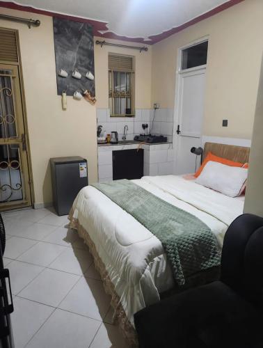 Ένα ή περισσότερα κρεβάτια σε δωμάτιο στο Quite & Cozy Modern Studio Apartment on Salaama