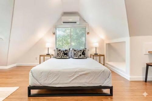 Katil atau katil-katil dalam bilik di Light-Filled Loft near Lady Bird Lake