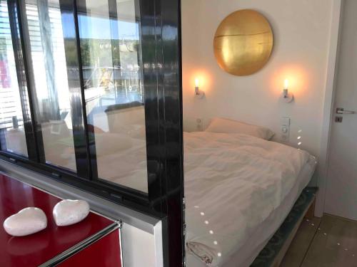 Ένα ή περισσότερα κρεβάτια σε δωμάτιο στο Luxus-Hausboot Courage in Saarbrücken