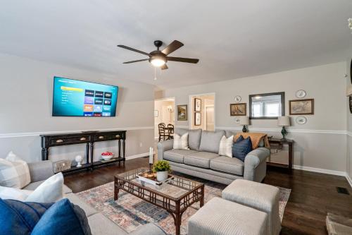 Μια τηλεόραση ή/και κέντρο ψυχαγωγίας στο Decked Out Getaway Pine MTN Trail Pet Friendly