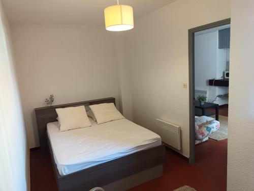 Ένα ή περισσότερα κρεβάτια σε δωμάτιο στο IMPERIAUX Stéphanie