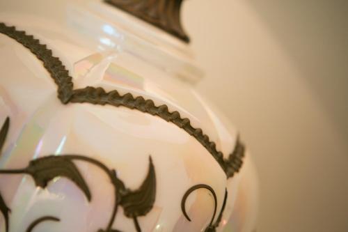 a glass vase with a black design on it at B&B Casa Dei Grilli in Longiano