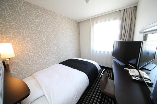 Säng eller sängar i ett rum på APA Hotel Tokyo Kiba