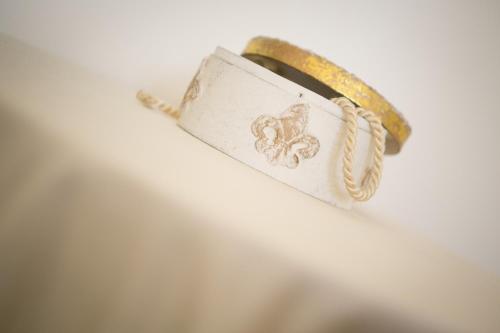 a close up of a white purse with a gold zipper at B&B Casa Dei Grilli in Longiano