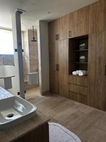a bathroom with a sink and a bath tub at Vela Towers in Cancún