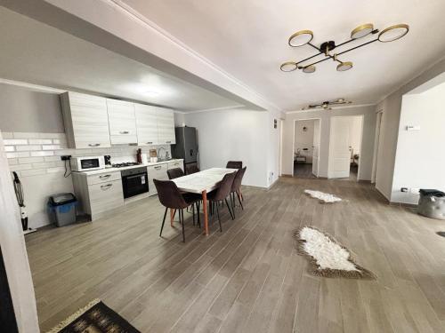 a kitchen and dining room with a table and chairs at Casa Edy in Vişeu de Sus