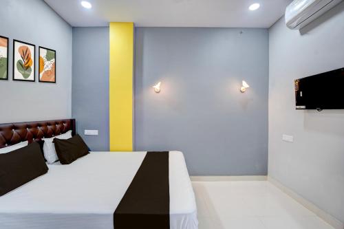 a bedroom with a bed and a tv on a wall at Hotel O RIO in Durg