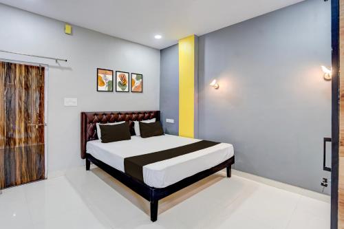 a bedroom with a bed in a room at Hotel O RIO in Durg