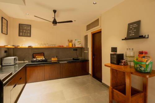 Lush Life - Private Bali-Inspired Villa في Kanāria: مطبخ مع كونتر وقمة كونتر