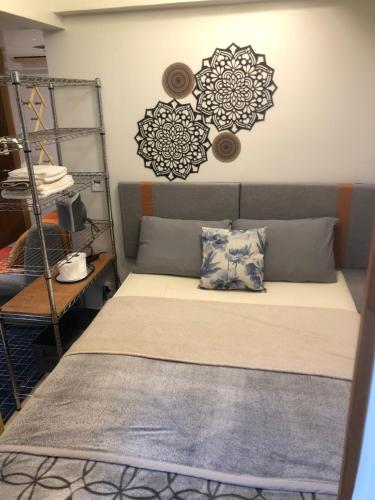 a bedroom with a bed and a wall with a shelf at Loft Privativo - Centro BC - com Garagem in Balneário Camboriú