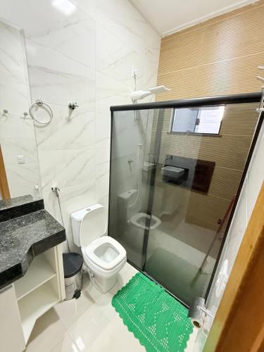 São Luís de Montes BelosにあるLar doce Estadiaのトイレとガラスのシャワー付きのバスルーム