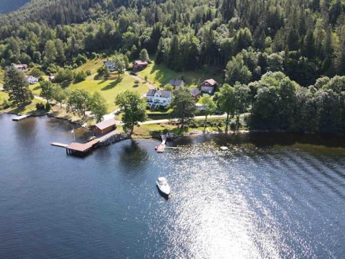 una vista aérea de una casa en un lago en View of Telemarkskanalen, en Kviteseid