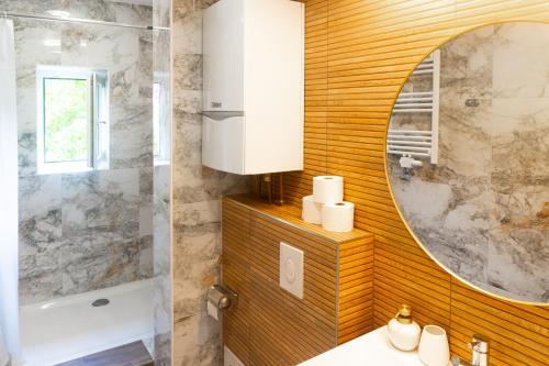 ヴッパータールにあるStilvolles 2-Zimmer Apartment Wuppertalの洗面台と鏡のあるバスルーム