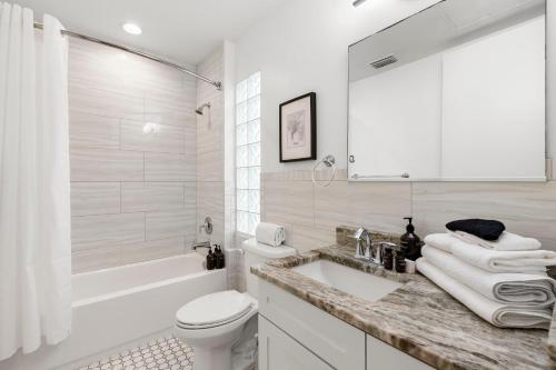 タンパにあるCasa Ybor Apartments on 7th Aveの洗面台とトイレを備えた白いバスルーム