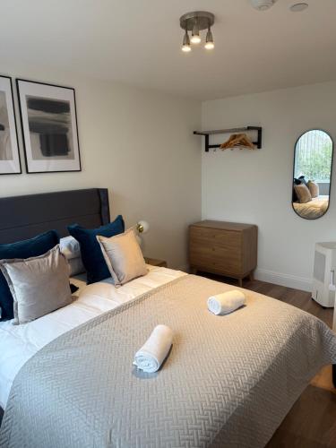 Ένα ή περισσότερα κρεβάτια σε δωμάτιο στο Central Gravesend 1BR, Kitchen, Wi-Fi, Sleeps 2, Parking