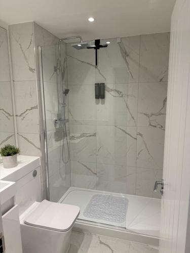Ένα μπάνιο στο Central Gravesend 1BR, Kitchen, Wi-Fi, Sleeps 2, Parking