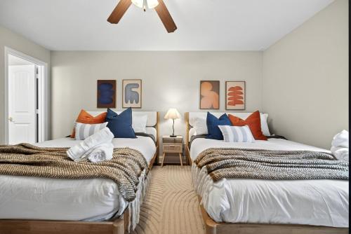 アーリントンにあるWalk to AT&T Stadium - Modern 2BR With Backyardの2ベッド 2台付きの部屋