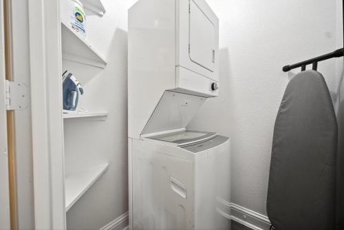 アーリントンにあるWalk to AT&T Stadium - Modern 2BR With Backyardのバスルーム(白いトイレ、棚付)