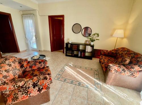 un soggiorno con due divani e un tavolo di Casa Verde Trikala a Tríkala