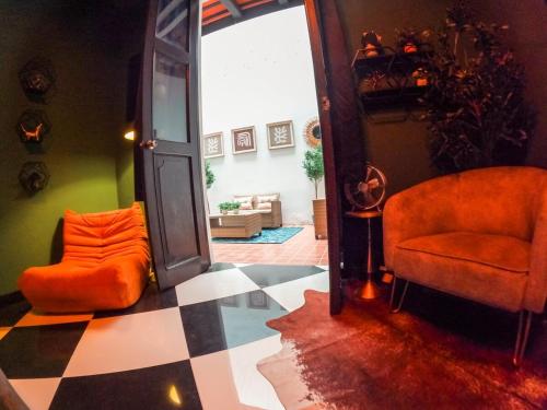 Χώρος καθιστικού στο Loft 5BR, Billar, WIFI, AC, Garden View in Old SJ