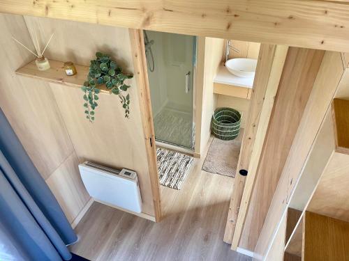 Phòng tắm tại Tiny House avec vue sur le rocher de Saignon, Luberon
