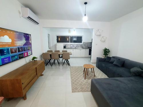 a living room with a couch and a dining room at שירת רבקה in Tiberias