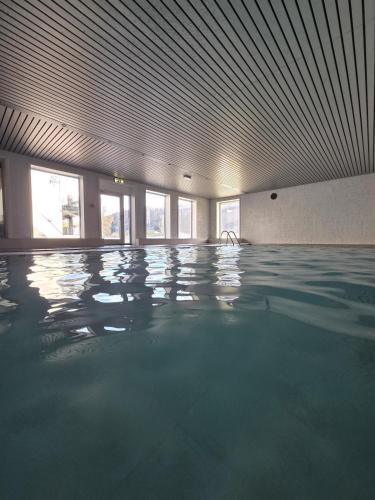 Πισίνα στο ή κοντά στο "Little Mountain Paradise" studio apartment at Oppheim Resort