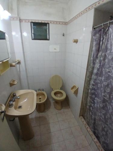 a bathroom with a toilet and a sink at Alquileres Irma in San Clemente del Tuyú