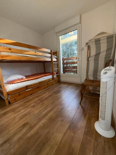 a room with two bunk beds and a window at VILLA LACANAU OCÉAN DANS LE GOLF in Lacanau-Océan