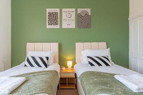 two beds sitting next to each other in a room at Stylish 3-Bed House near NEC HS2 and BHX Airport in Spon End