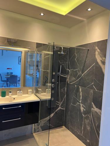 a bathroom with a shower and a sink at Ekskluzywny apartament z widokiem na morze, 5km do centrum Sopotu 4km do Orłowa in Gdynia
