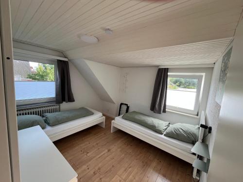 Postel nebo postele na pokoji v ubytování Vier Nordlichter - Helle Wohnung mit Dachterasse